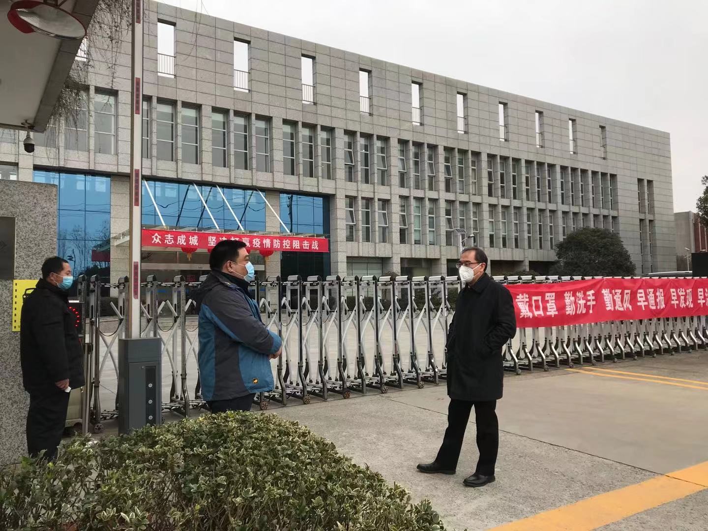 江苏省委统战部陈副部长检查爱德防疫工作.jpg